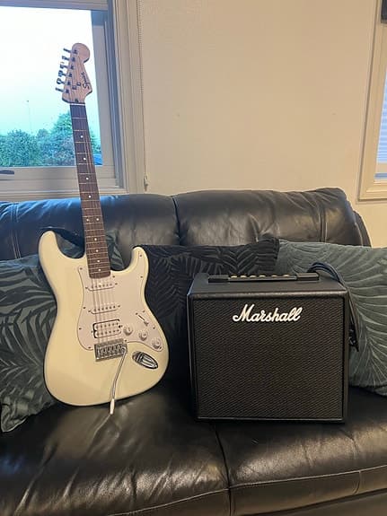 Squier Stratocaster Elektrisk gitar hvit
