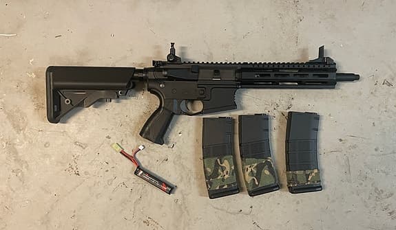 G&G Combat Machine (CM16) Softgun - Komplett pakke med 3 magasiner og batteri