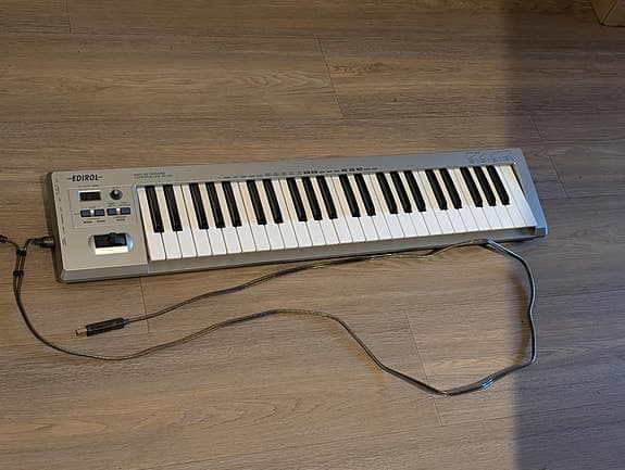 Roland / Edirol PC-50 MIDI keyboard