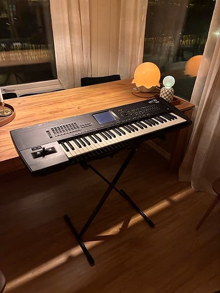 Korg i30 Synthesizer Keyboard