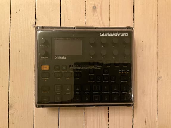 Elektron Digitakt mkI med decksaver, boks, osv