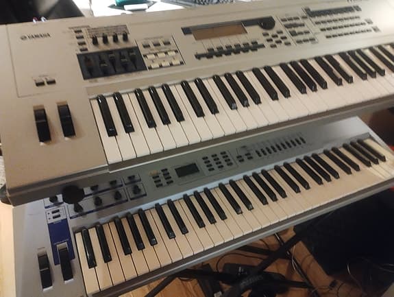 Yamaha Mo6 synthesizer keyboard