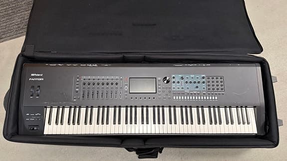 Roland Fantom 8 med softcase