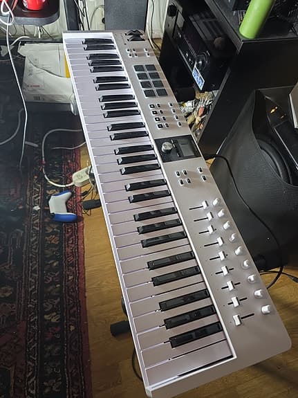Arturia KeyLab Essential 61 MIDI-keyboard hvit + Quantum HD 2 lydkort