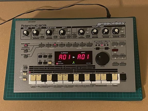 Roland MC-303 Groovebox