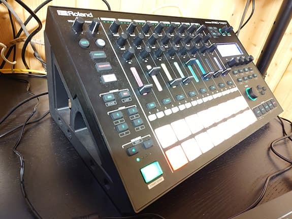 Roland MC-707 Groovebox + 3D print stativ