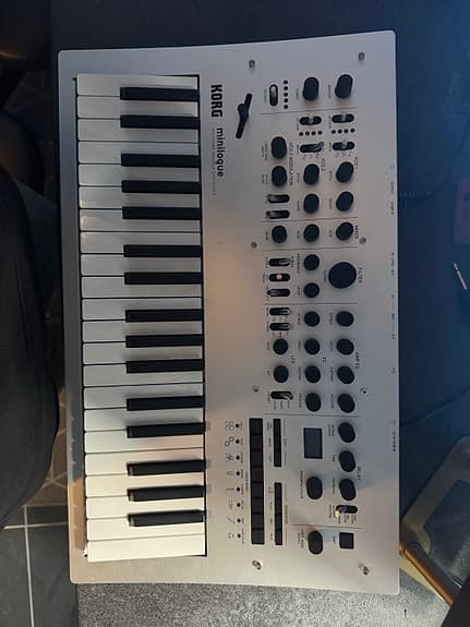 Korg Minilogue synthesizer 37 tangenter sølv