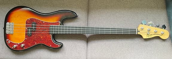 Squier Precision Bass Fretless med koffert