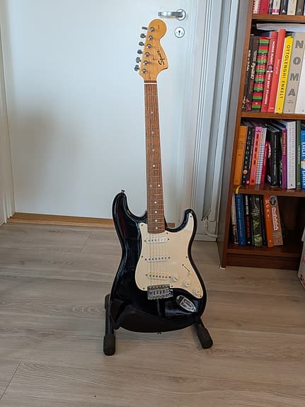 Lettspilt Squire Stratocaster selges