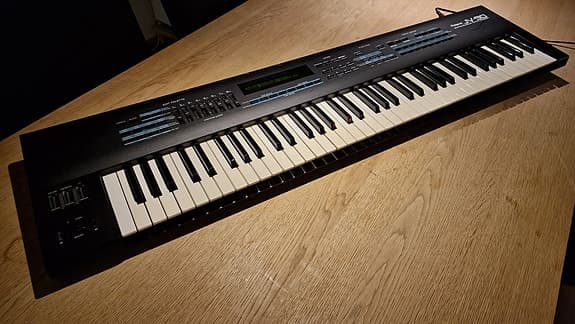 Roland JV-90 Expandable Synthesizer – 76 tangenter – inkl. Pop Expansion board