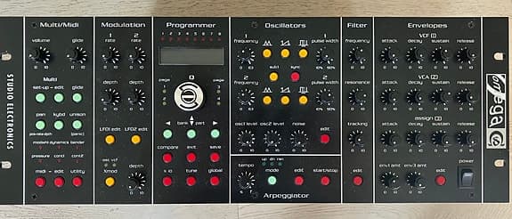 Studio Electronics Omega-8 med Moog, Oberheim SEM og Yamaha CS80 filter.