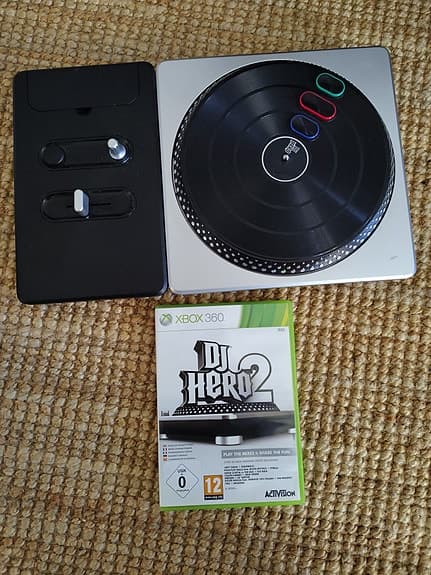 DJ Hero 2 med turntable til Xbox 360