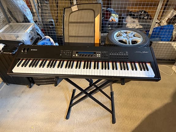 Yamaha S80 88-key weighted synthesizer/keyboard - god stand