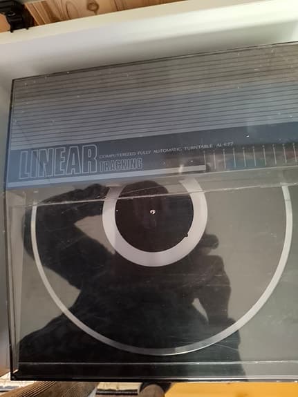 Linear platespiller og JVC stereoanlegg