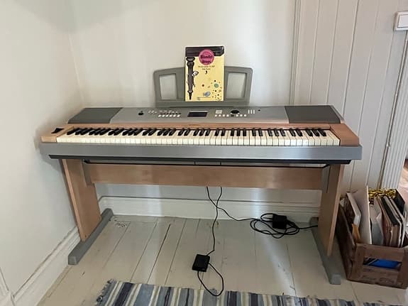Yamaha DGX-620 digital piano med stativ og pedal