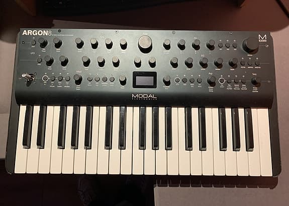 Modal Argon 8 selges - poly synth/wavetable/sequencer/mod matrix