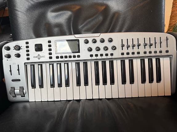 M-Audio Ozonic MIDI-keyboard 25 tangenter sølv