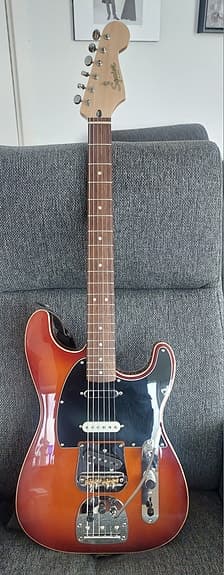 Squier Paranormal Custom Nashville Strat med Jazzmaster Tremolo!