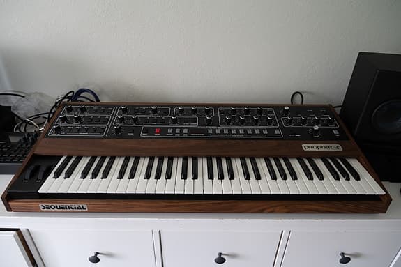 Sequential Prophet-5 rev 4 analog synthesizer vurderer å selge