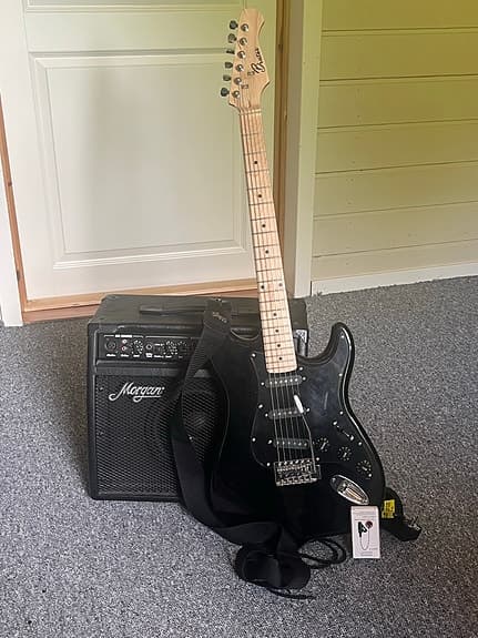 Morgan AC20 tube-forsterker + Besar Stratocaster – komplett sett!