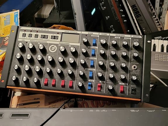 Analog synthesizer modul med mange kontroller. MINIMOOG VOYAGER RME