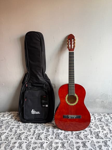 Klassisk gitar med grunn/ Classical guitar whit case