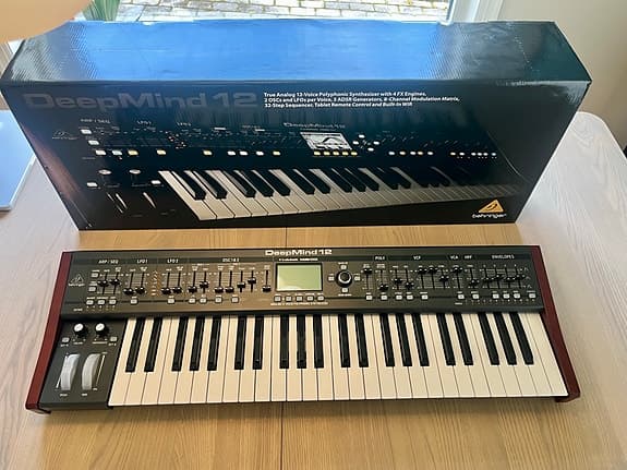 Behringer DeepMind 12 synthesizer med 49 tangenter