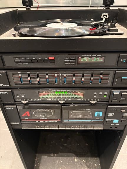Philips stereo med platespiller, kassett og radio i rack