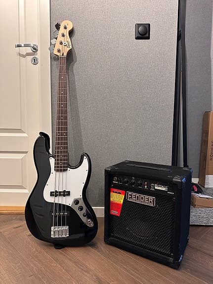 Squier by Fender Affinity Jazz Bass med Fender Rumble 15 bassforsterker