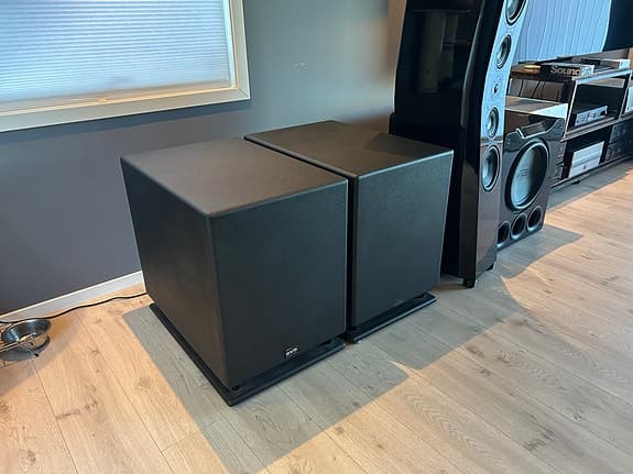 2 Stk SVS PB12 plus/2 selges. en stk med en feil.