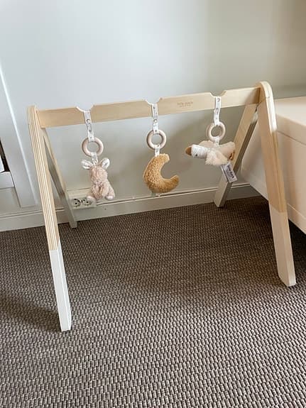 Little Dutch babygym i tre med hengende leker