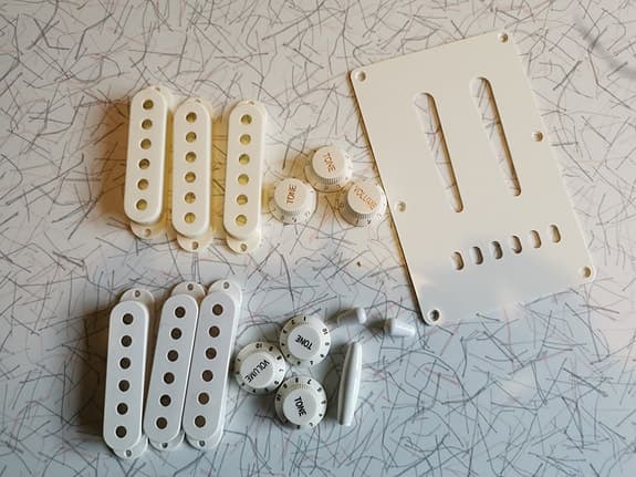 Pickup covers og knotter til Stratocaster.