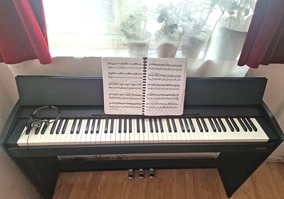 ROLAND digital piano F107-BKX ny selges billig