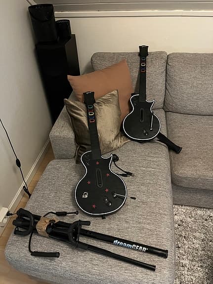 2 Guitar Hero gitarer Gibson Les Paul til PS3 med 2 trådløse dongler+ spill.