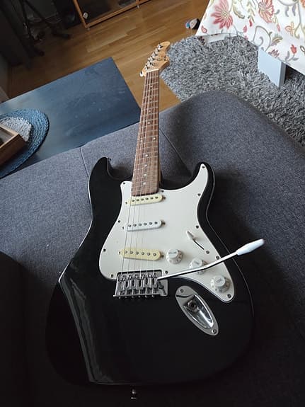 Zound Stratocaster-type elektrisk gitar svart