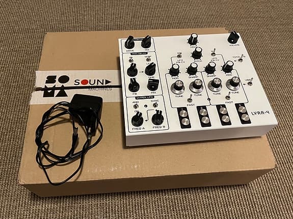 Soma Lyra-4 analog synthesizer hvit