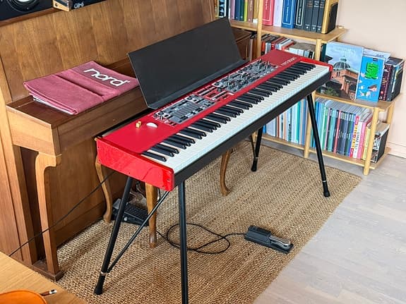 Clavia Nord Stage 2 HA88 med origalt stativ, notestativ og bag fra Gator