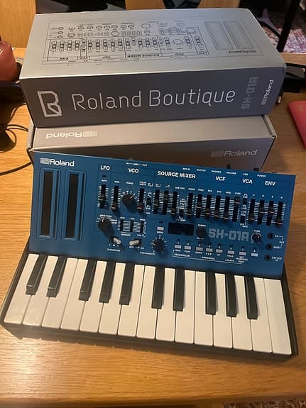 Roland SH-01A Boutique synthesizer med K-25M klaviatur