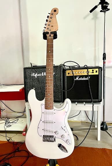 AR CUSTOM hvit Stratocaster