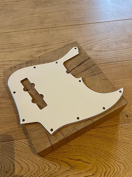 Pickguard til Fender Jazz Bass
