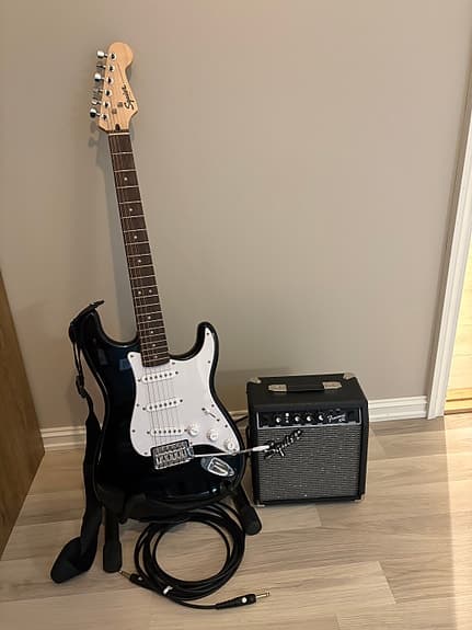 Squier Stratocaster elgitar +Fender Frontman forsterker–komplett nybegynnerpakke