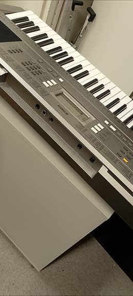 Yamaha PSR-E353 keyboard/ digital piano