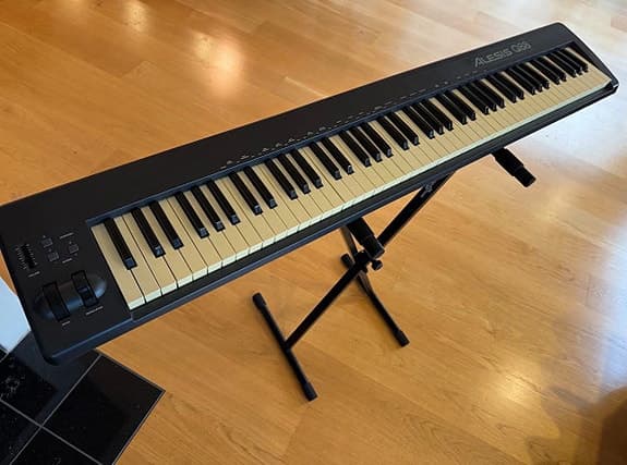 Alesis Q88 88-Key USB/MIDI Keyboard Controller med stativ