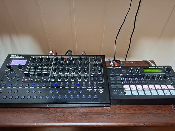 Roland Synth + Groovebox pakke (SH-4D+MC-101).