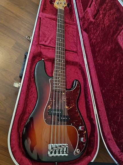 Fender USA 5-strengs Precision bass vurderes solgt