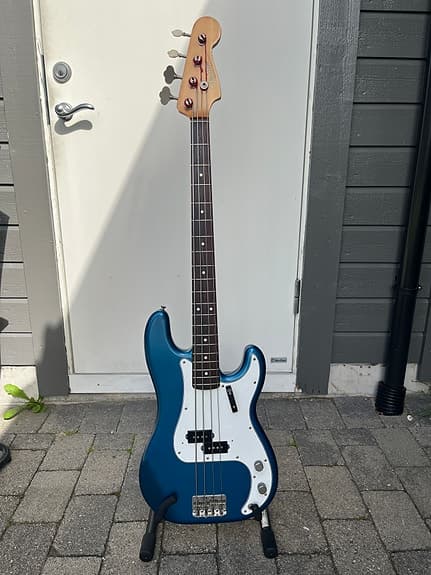 Fender JV Precision Bass PB62-98 fra 1982 refin i Lake Pacific Blue