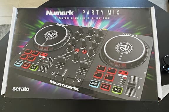 Numark Party Mix DJ-kontroller med lys
