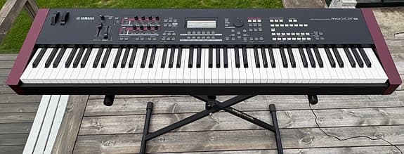 Yamaha MOXF8 workstation selges – kr 8 500