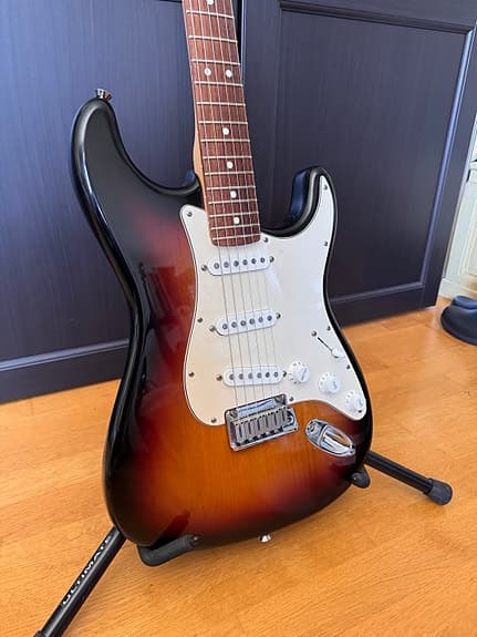 Fender USA Stratocaster 2003 Sunburst – original pickups/tremolo, og hardcase