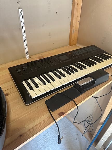 Korg MIDI-keyboard svart med pedal